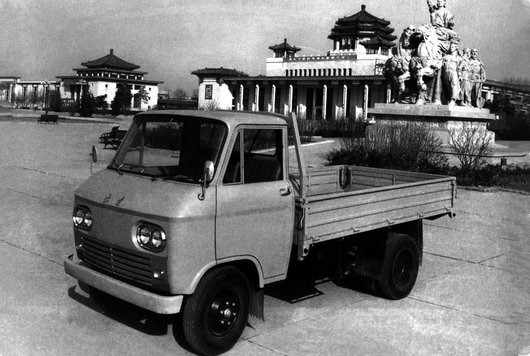 1966年，试制成功北京第一辆BJ130卡车。