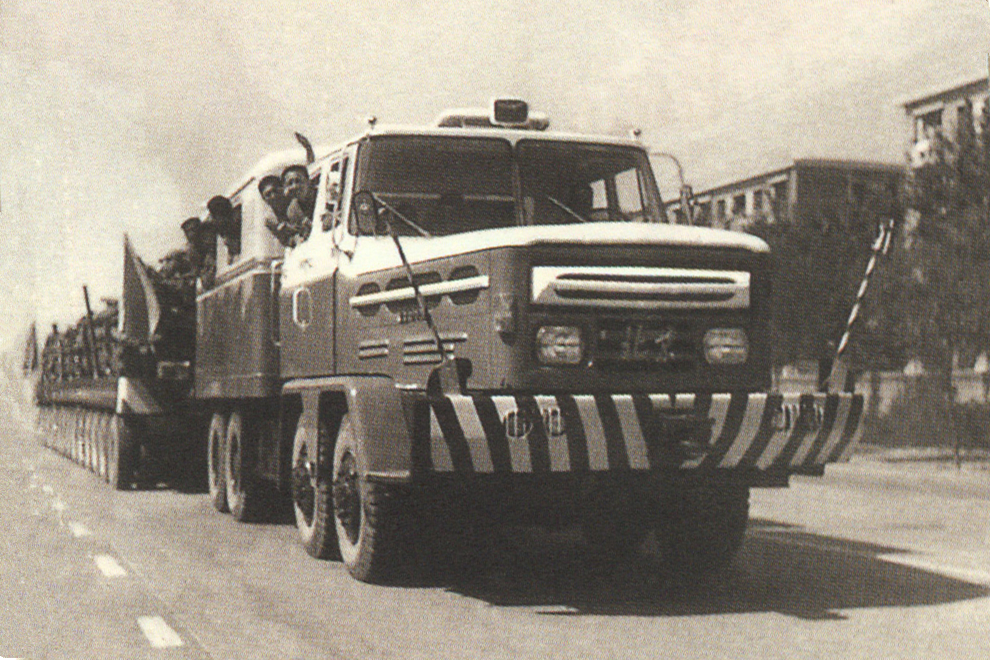1972年，设计制造运输特大重型“乙二醇反应器”的400吨牵引机车。