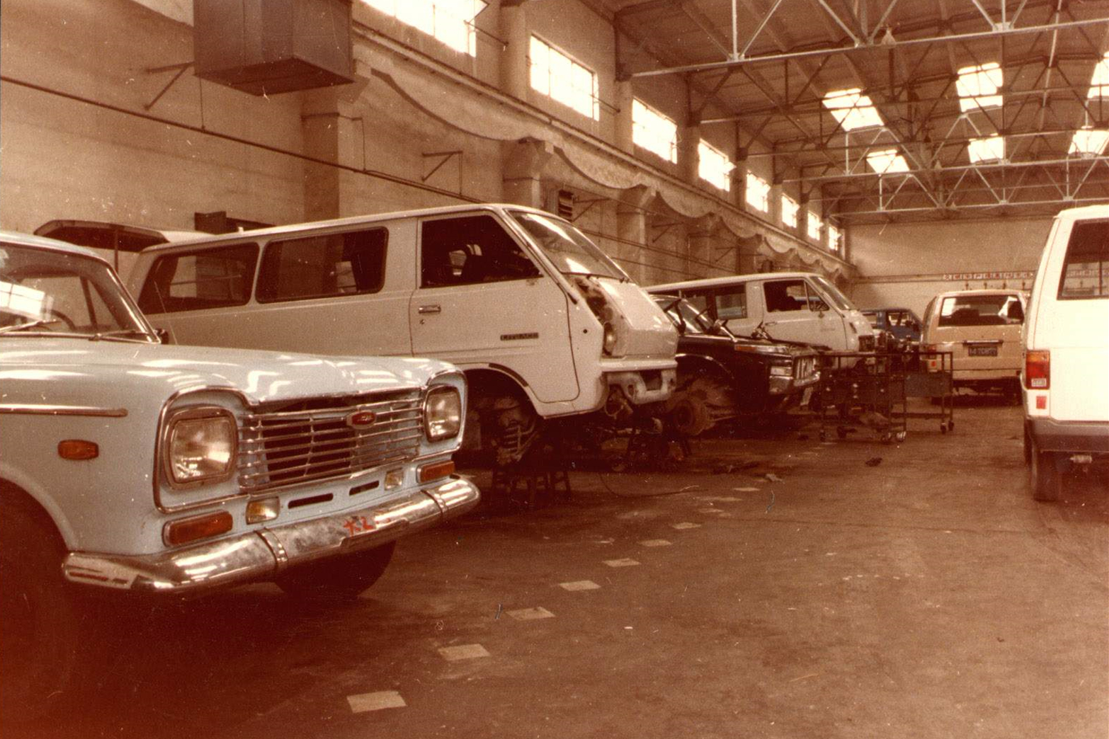 80年代，企业拉开由修大卡车向修小轿车的转变，由只修国产车向国产车与进口车兼修的提升。